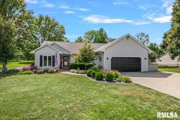 2 HILLCREST CT, Taylorville, IL 62568