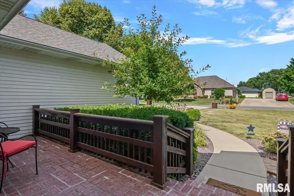 2 HILLCREST CT, Taylorville, IL 62568
