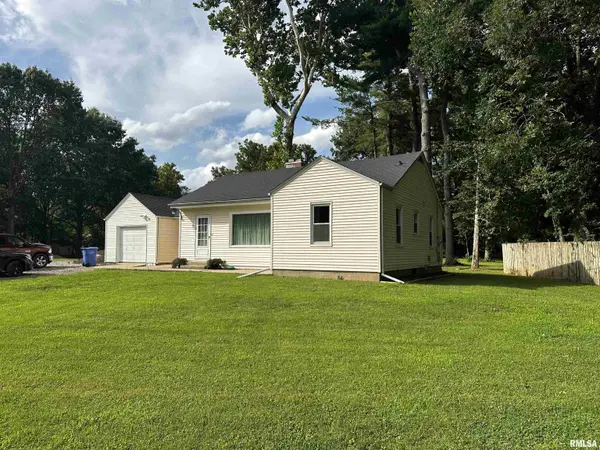 200 N MAPLE ST, Athens, IL 62613