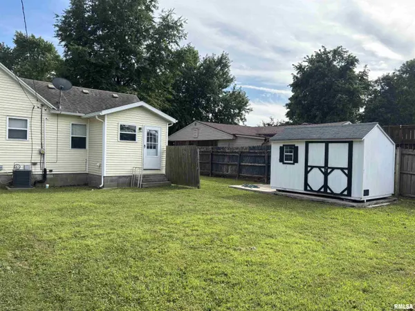 107 W SYCAMORE ST, Thayer, IL 62689
