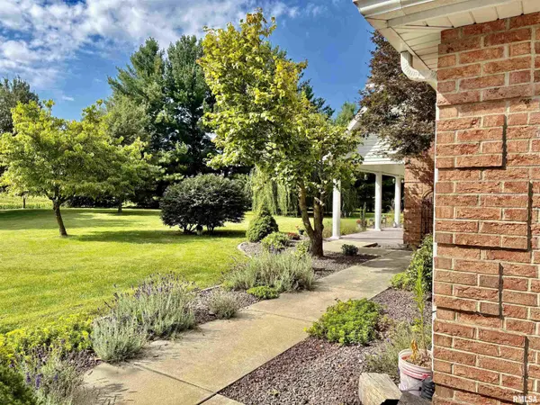 103 Morningstar LN, Jacksonville, IL 62650