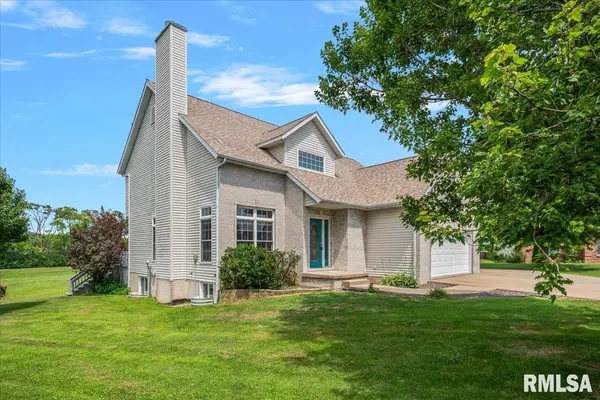 402 James Creek LN, Jacksonville, IL 62650