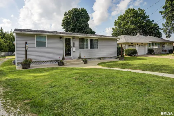 947 HAWLEY ST, Taylorville, IL 62568