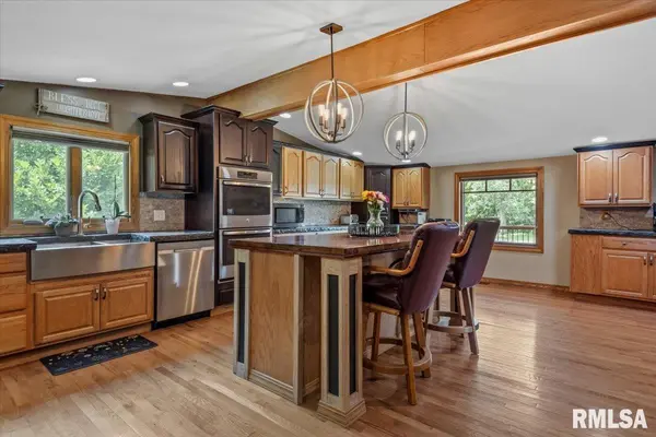 940 E 1025 N RD, Taylorville, IL 62568