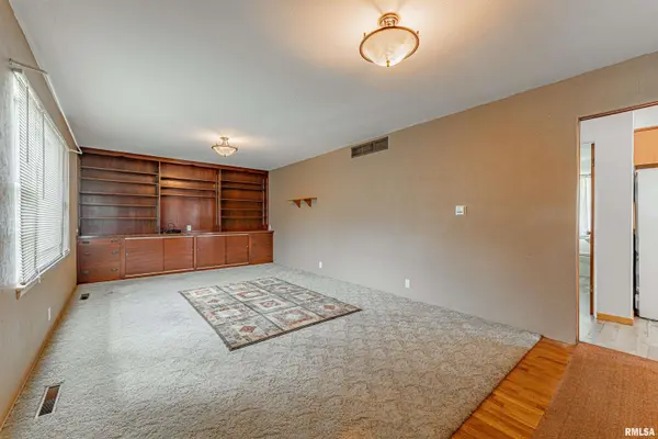 504 W HIGH ST, Mason City, IL 62664