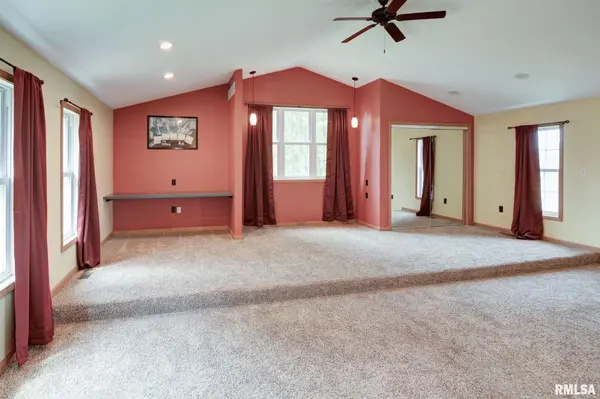 112 E GRAND AVE, Owaneco, IL 62555