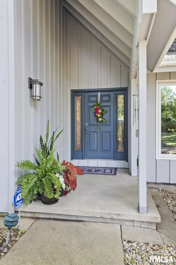 423 Blane CT, Dawson, IL 62650