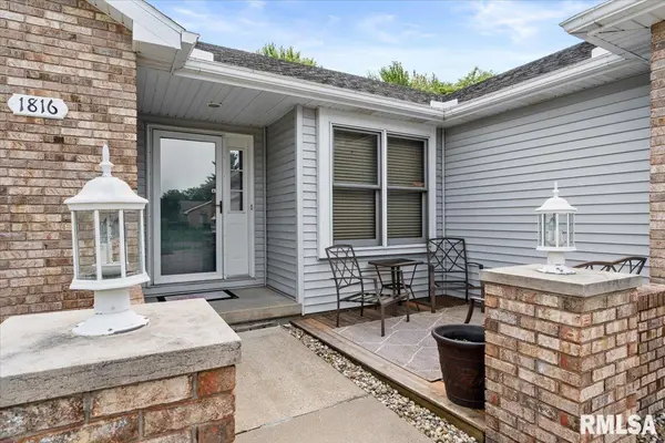 1816 Hunter Ridge DR, Springfield, IL 62704