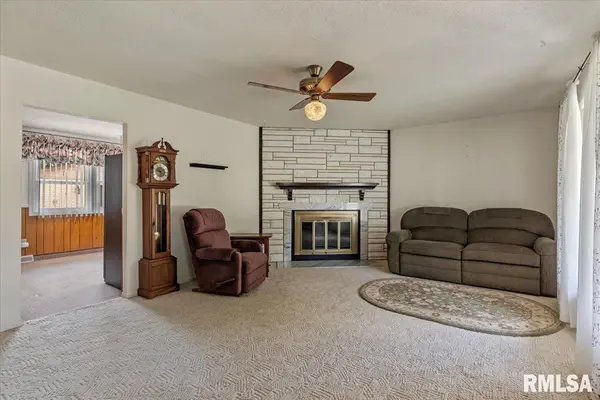 205 Deer Head LN, Springfield, IL 62704-5211