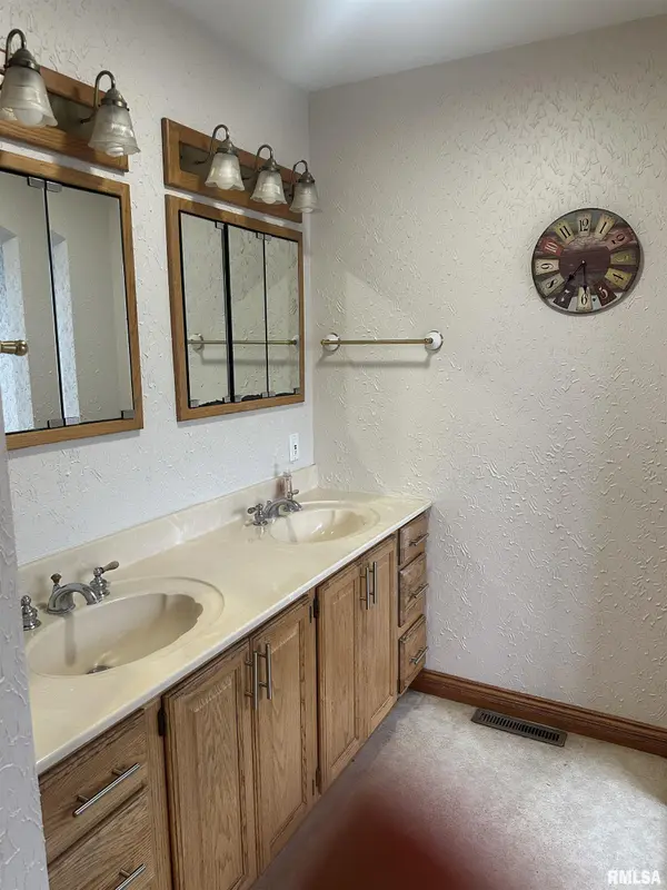 200 E PALMER ST, Taylorville, IL 62568