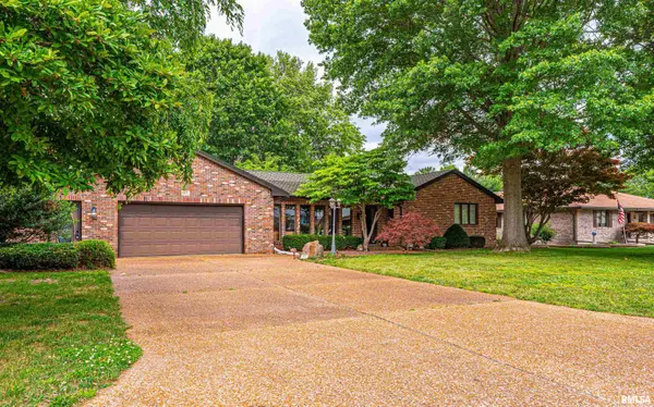 43 ILLINI DR, Lincoln, IL 62656-2714