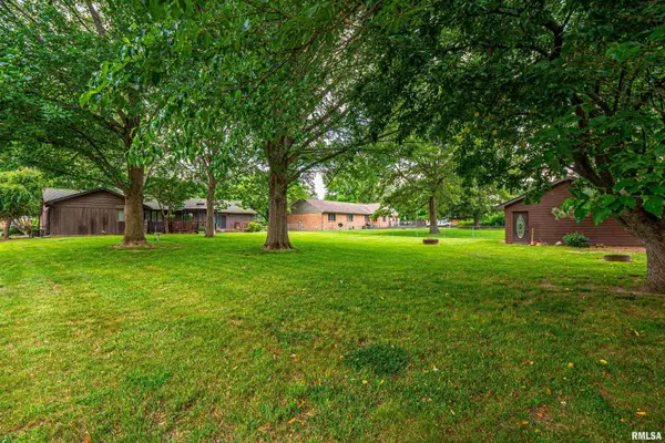 43 ILLINI DR, Lincoln, IL 62656-2714