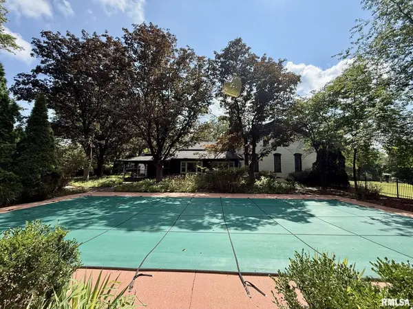 503 W SHERIDAN RD, Petersburg, IL 62675