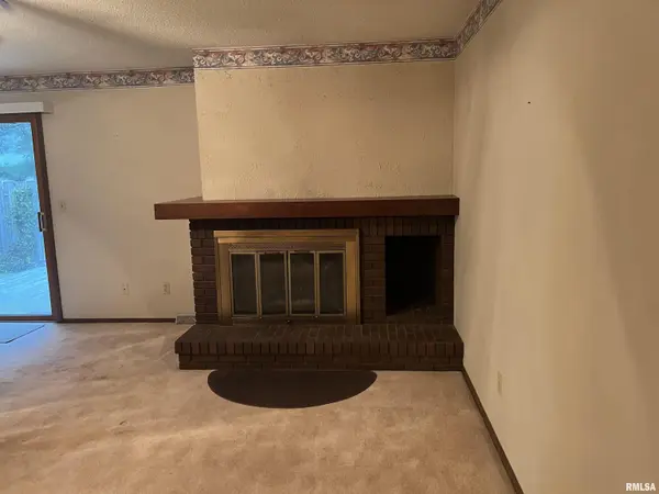 4 Jacobs LN, Jacksonville, IL 62650