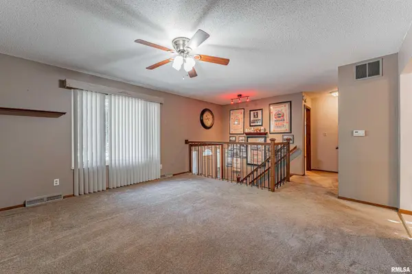 230 WHITE AVE, Lincoln, IL 62656