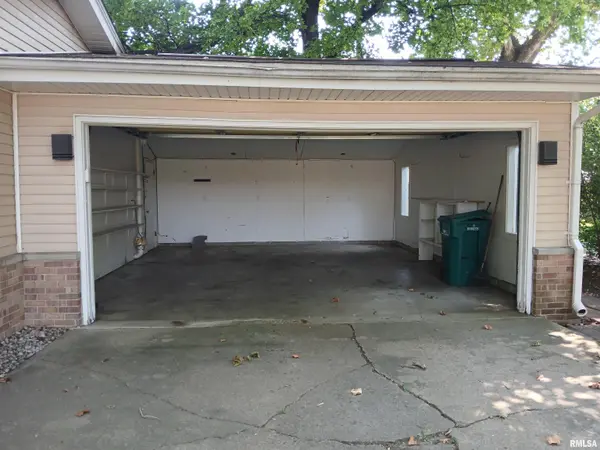 65 Lambert LN, Springfield, IL 62704