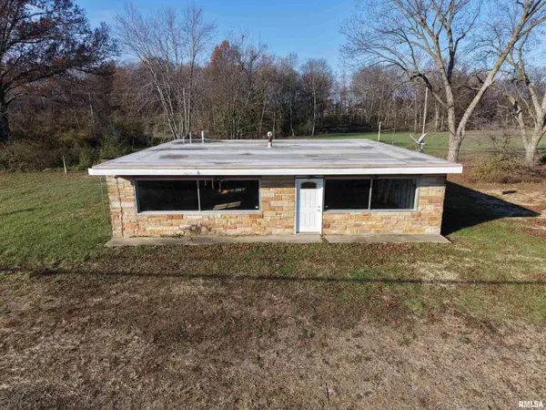 1483 S 1ST ST, Fairfield, IL 62837