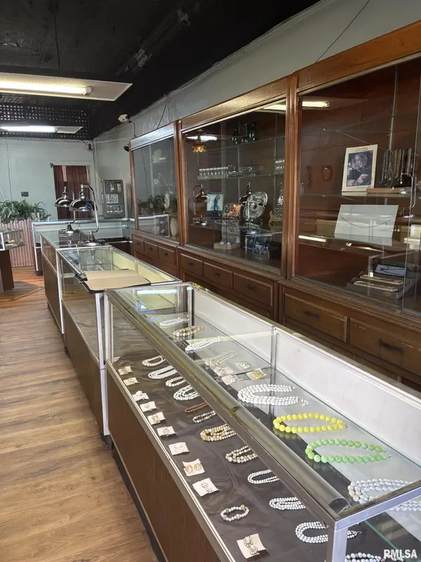 128 & 130 E MAIN ST, West Frankfort, IL 62896