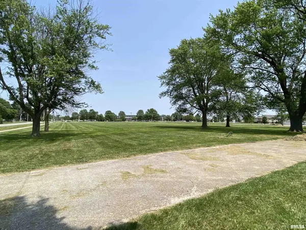 1009 CANDY LN, Macomb, IL 61455