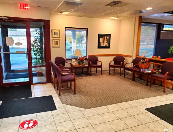 101 N PARKWAY DR, Pekin, IL 61554