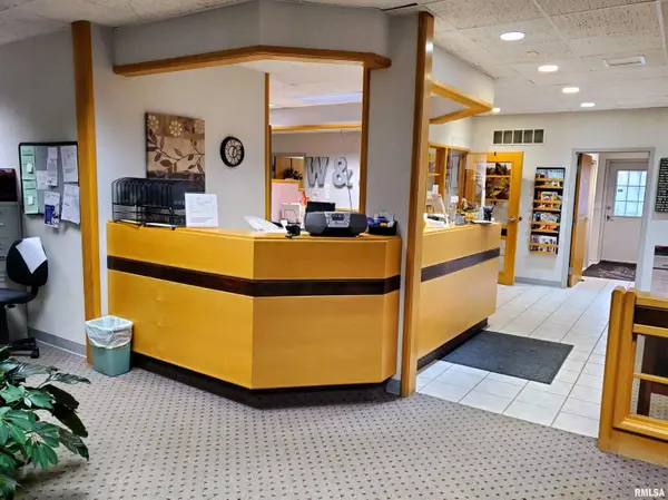 101 N PARKWAY DR, Pekin, IL 61554