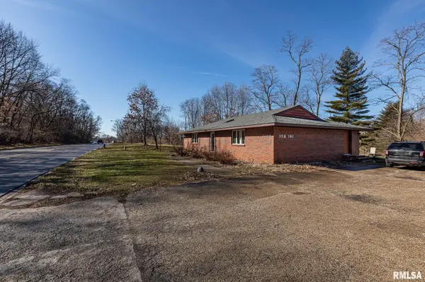 2103 N PARKWAY DR, Pekin, IL 61554