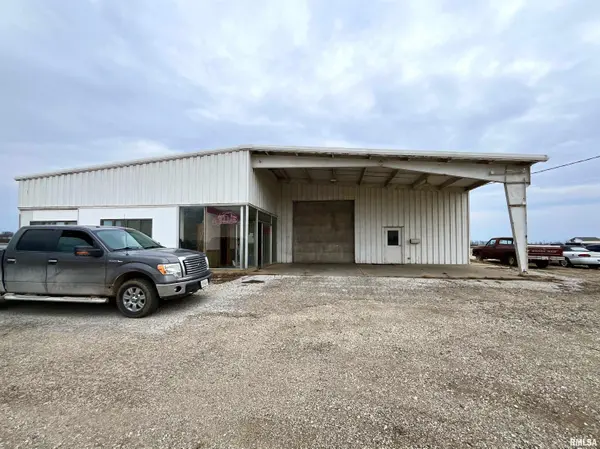 125 W BARLOW RD, Farmington, IL 61531