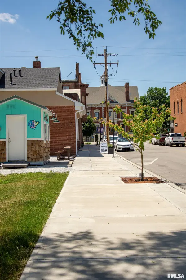 221 E JACKSON ST, Macomb, IL 61455
