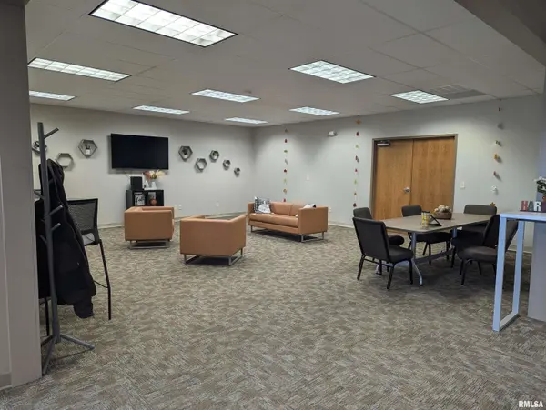 2200 W TOWNLINE RD, Peoria, IL 61615
