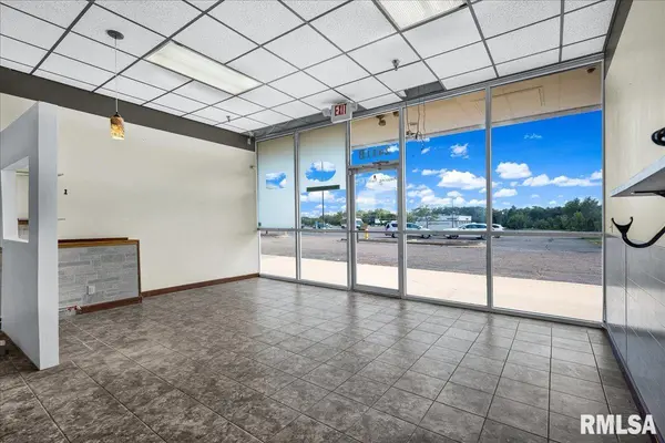 2411 N PIONEER Pkwy #B, Peoria, IL 61615