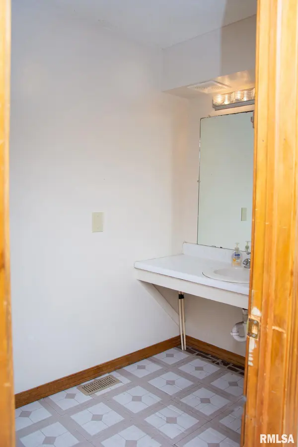 720 Wigwam Hollow RD #1, Macomb, IL 61455