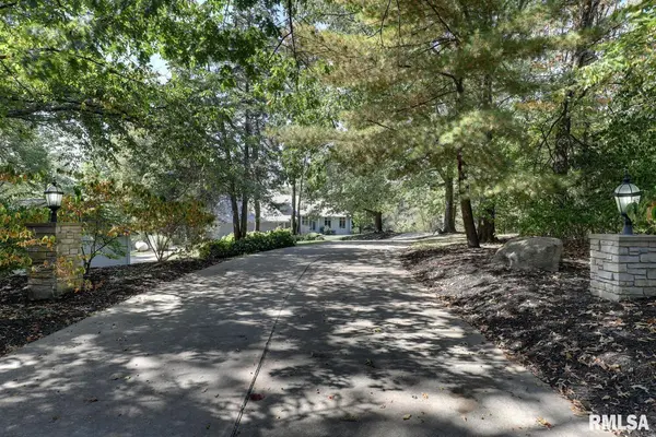 100 S QUAIL WALK RD, Macomb, IL 61455