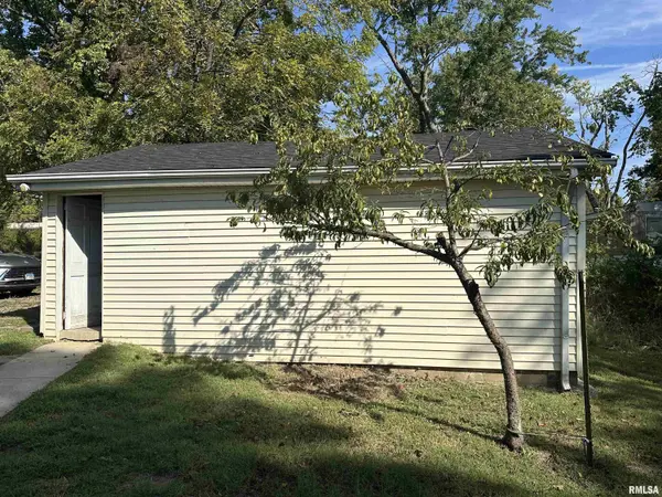 338 WARREN RD, Carbondale, IL 62901