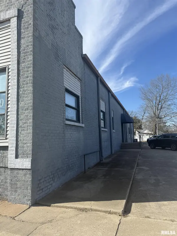 300 E MAIN ST, Carbondale, IL 62901