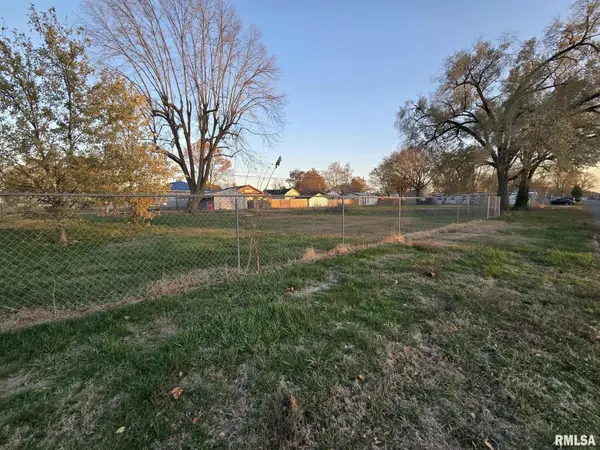 210 & 214 N OAK ST, Duquoin, IL 62832