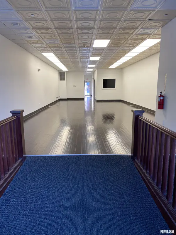 15 E SIDE SQ, Canton, IL 61520