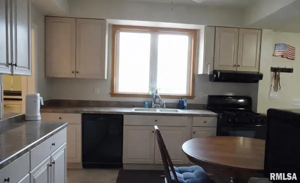 355 W WALNUT ST, Canton, IL 61520