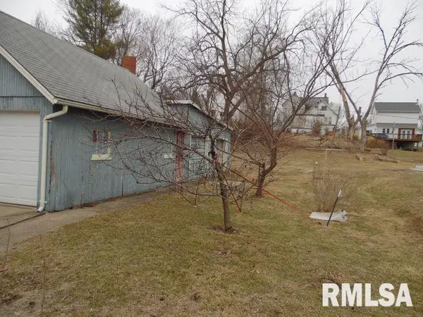 355 W WALNUT ST, Canton, IL 61520
