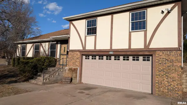 2115 SUNSET DR, Pekin, IL 61554