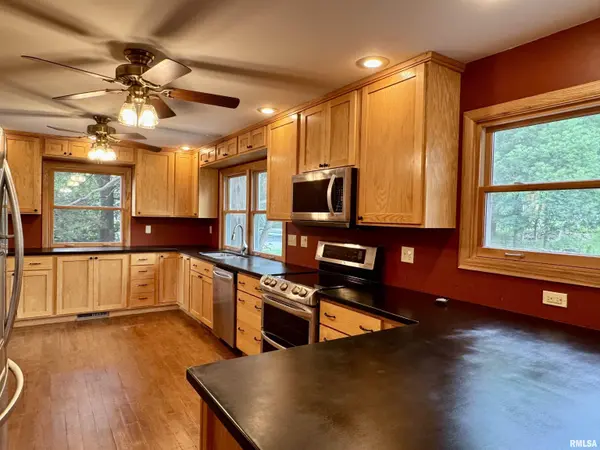 4 WOODLAND LN, Macomb, IL 61455