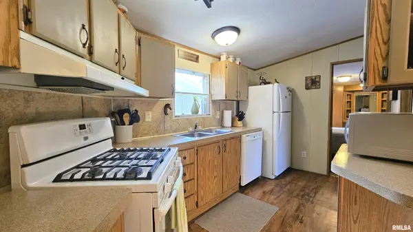 2 Camp Thirsty LN, Simpson, IL 62985