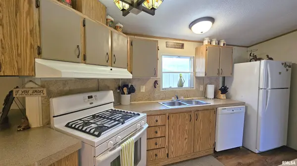 2 Camp Thirsty LN, Simpson, IL 62985