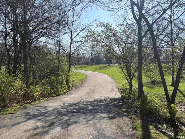 320 Eastfield DR, East Peoria, IL 61611