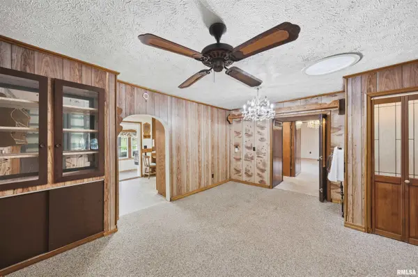 105 W C ST, Delavan, IL 61734