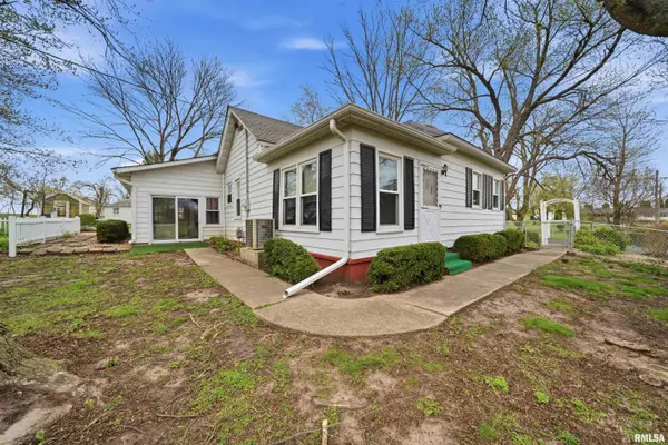 105 W C ST, Delavan, IL 61734