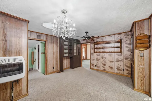 105 W C ST, Delavan, IL 61734