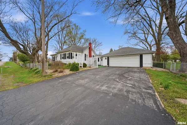 105 W C ST, Delavan, IL 61734