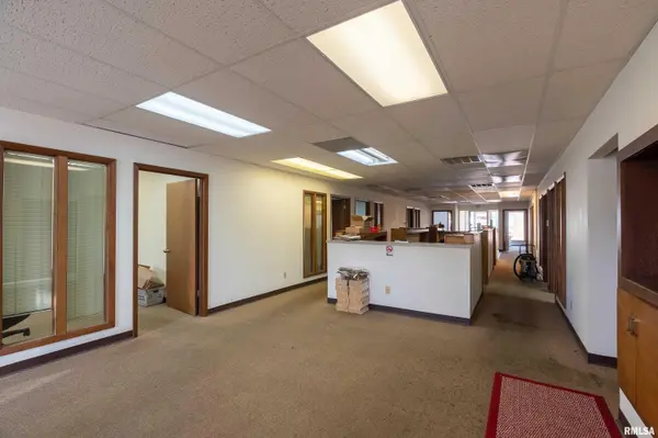 104 W MAIN ST, Benton, IL 62812