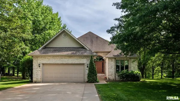 307 Woodlake CT, Carterville, IL 62918