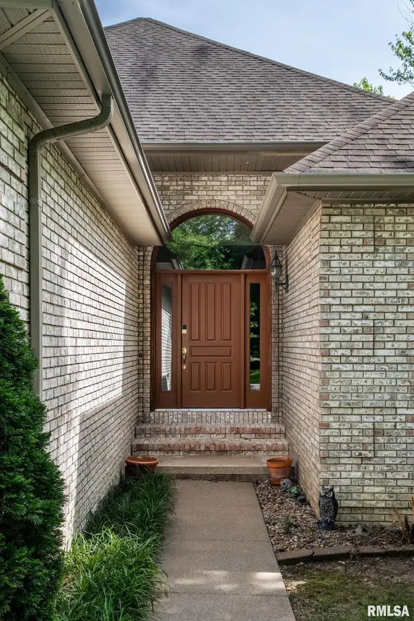 307 Woodlake CT, Carterville, IL 62918